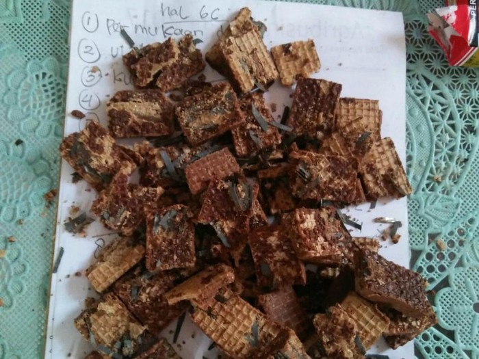 Warga Jalan Cumpedak, Kecamatan Patrang, Jember dihebohkan adanya wafer berisi potongan silet dan staples. Wafer itu dibagikan kepada anak-anak.