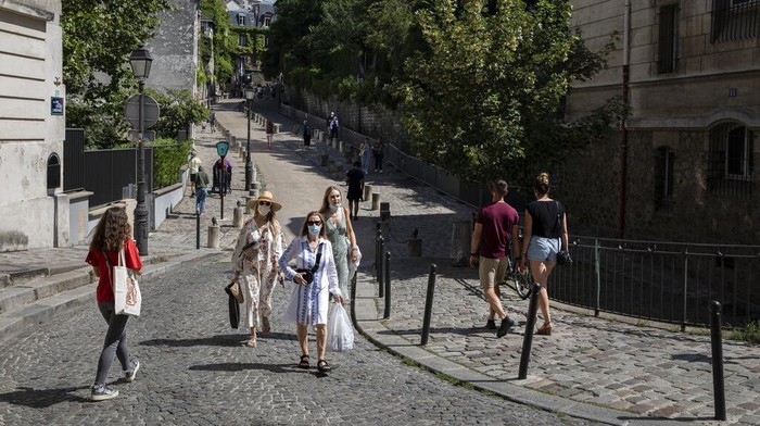 People dance swing on the rhythms of a live band by the restaurant Le Marcounet, in Paris, Sunday, Aug. 1, 2021. The sanitary pass, which proves someone has been vaccinated or recently done a test or recovered from Covid-19, will be mandatory in bars and restaurants, cultural venues of more than 50 people, museums, shopping malls and for long distance travels. (AP Photo/Adrienne Surprenant)