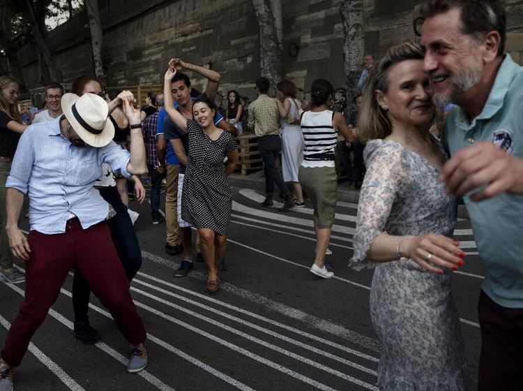 Wajib Bawa Kartu Sehat, Warga Prancis Bebas Berpesta di Jalanan