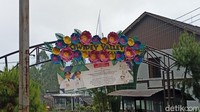 Mereka tidak mendapatkan pemasukan sama sekali. Tapi, beberapa biaya operasional harus tetap dikeluarkan, seperti gaji pegawai dan utang terhadap pihak ketiga. Pengurangan jumlah karyawan pun diambil. 