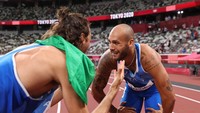 Jacobs mendapat selamat dari rekannya Gianmarco Tamberi. Cameron Spencer/Getty Images.