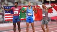 Sportivitas dijunjung tinggi dalam perlombaan, begini pose Jacobs bersama Fred Kerley (AS/medali perak) dan Andre De Grasse (Kanada/perunggu). Patrick Smith/Getty Images.