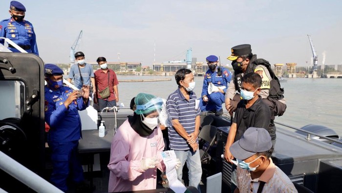 900 Nelayan hingga Masyarakat Pesisir Ikuti Vaksinasi dari Atas Kapal