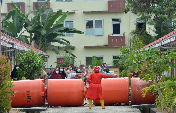 AKTIVITAS TEMPAT ISOLASI PERUMAHAN NELAYAN Seorang nakes memandu pasien COVID-19 untuk senam sore di tempat isolasi Perumahan Nelayan, Padang, Sumatera Barat, Selasa (3/8/2021). Fasilitas isolasi pasien COVID-19 terpusat dikelola Pemkot Padang tersebut memiliki jumlah pasien masuk yang terus meningkat sejak bulan Mei 2021, dengan data terakhir pada Juli sebanyak 537 pasien. ANTARA FOTO/Iggoy el Fitra/hp.