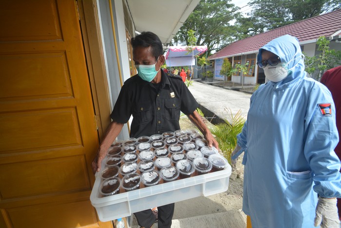 AKTIVITAS TEMPAT ISOLASI PERUMAHAN NELAYAN Seorang nakes memandu pasien COVID-19 untuk senam sore di tempat isolasi Perumahan Nelayan, Padang, Sumatera Barat, Selasa (3/8/2021). Fasilitas isolasi pasien COVID-19 terpusat dikelola Pemkot Padang tersebut memiliki jumlah pasien masuk yang terus meningkat sejak bulan Mei 2021, dengan data terakhir pada Juli sebanyak 537 pasien. ANTARA FOTO/Iggoy el Fitra/hp.