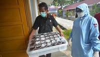 Petugas dan nakes menyiapkan makanan sore untuk pasien COVID-19 di tempat isolasi Perumahan Nelayan, Padang, Sumatera Barat, Selasa (3/8/2021).