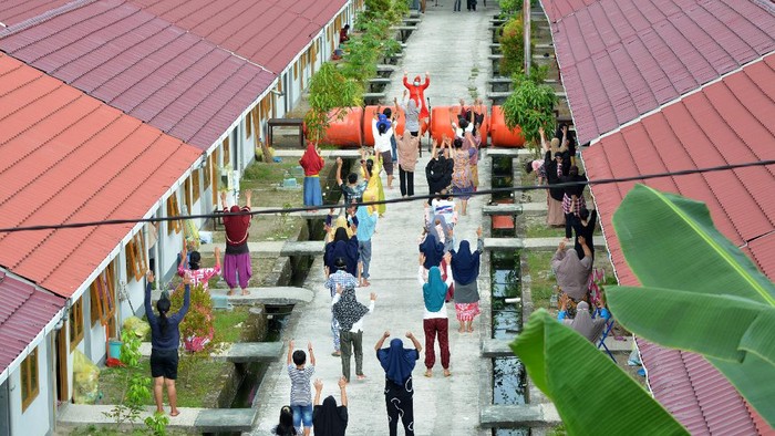 AKTIVITAS TEMPAT ISOLASI PERUMAHAN NELAYAN Seorang nakes memandu pasien COVID-19 untuk senam sore di tempat isolasi Perumahan Nelayan, Padang, Sumatera Barat, Selasa (3/8/2021). Fasilitas isolasi pasien COVID-19 terpusat dikelola Pemkot Padang tersebut memiliki jumlah pasien masuk yang terus meningkat sejak bulan Mei 2021, dengan data terakhir pada Juli sebanyak 537 pasien. ANTARA FOTO/Iggoy el Fitra/hp.