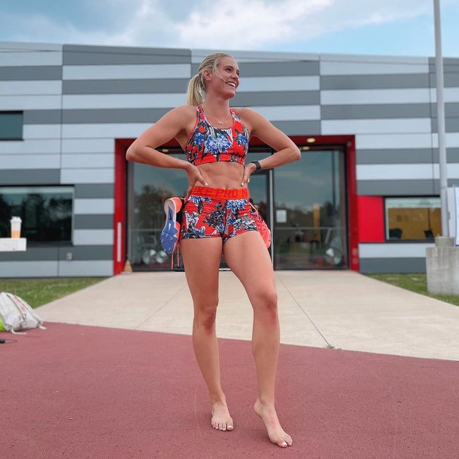 Dalam dunia olahraga, Alysha cukup berprestasi. Atlet yang pernah memenangkan Commonwealth Games tersebut juga pernah mencetak rekor dalam cabor lompat galah. Dalam pertandingan di 2018, ia mencetak rekor baru 4,75 meter. Foto: Instagram Alysha Newman