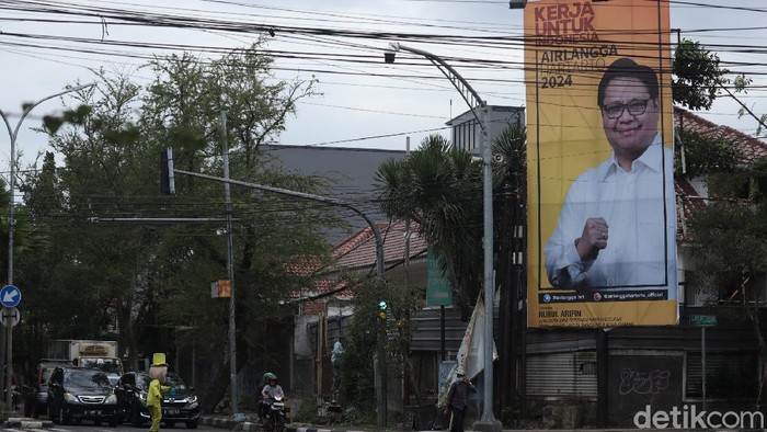 Baliho Airlangga Hartato di Bandung