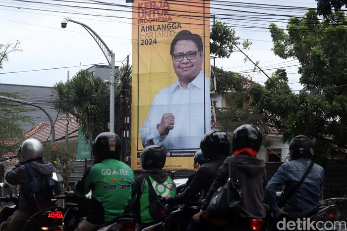 Baliho Airlangga untuk 2024 Mejeng di Kota Bandung Ketum Partai Golkar Airlangga Hartarto memulai start untuk Pilpres 2024. Baliho besar bergambar dirinya tampak di perempatan jalan Kota Bandung.