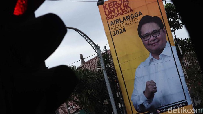 Baliho Airlangga untuk 2024 Mejeng di Kota Bandung Ketum Partai Golkar Airlangga Hartarto memulai start untuk Pilpres 2024. Baliho besar bergambar dirinya tampak di perempatan jalan Kota Bandung.