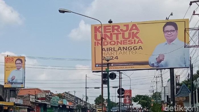 Baliho Ketum Golkra Airlangga Hartarto dan Ketum Demokrat Agus Harimurti Yudhoyono (AHY) mejeng di Klaten. Foto diambil Selasa (3/8/2021)