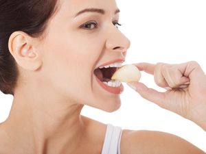 Cek Lagi! Ini 6 Mitos Makanan Penyembuh COVID-19 yang Banyak Beredar