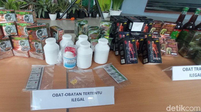 BBPOM Bandung membongkar gudang obat keras di Cimahi