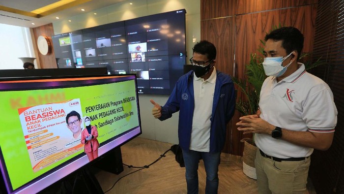 Menparekraf Sandiaga Uno menggandeng Kamhiprenur. Mereka memberikan beasiswa untuk 1.000 anak pedagang kecil yang terdampak pandemi.