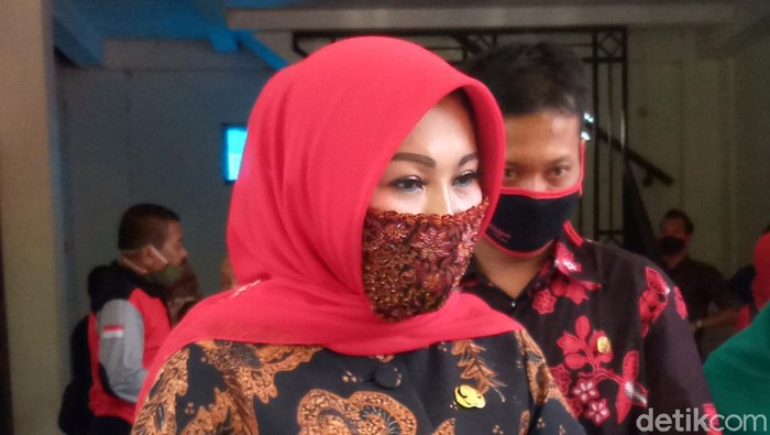 Bupati Klaten Sri Mulyani Bupati Klaten Sri Mulyani minta pusat memprioritaskan vaksin COVID-19 untuk wilayahnya.