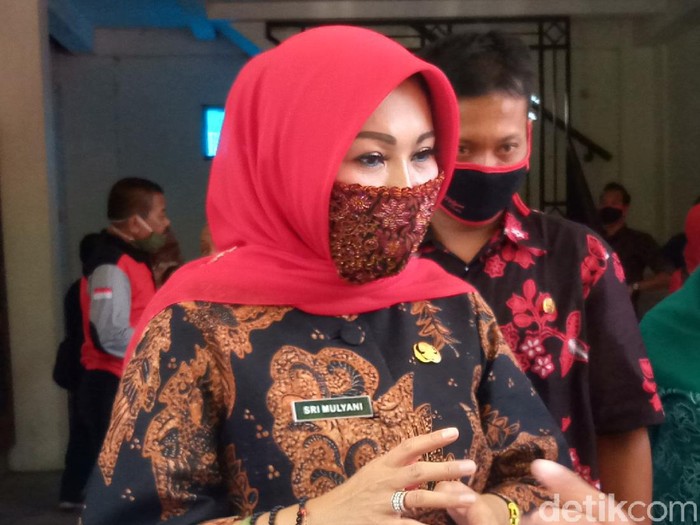 Bupati Klaten Sri Mulyani minta pusat memprioritaskan vaksin COVID-19 untuk wilayahnya.