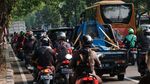 Arus Lalin Ciputat Merayap Gegara Truk Mogok