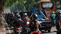 Kendaraan tampak mengular panjang. Truk mogok sejak pukul 14.30 WIB.
