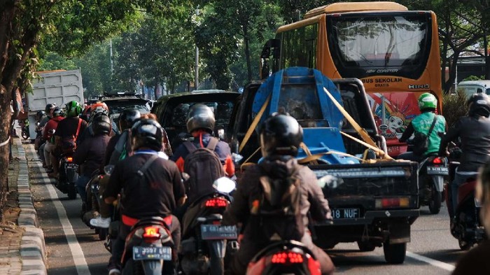CIputat Macet Ciputat macet karena ada truk mogok