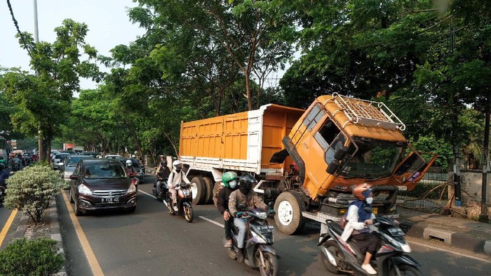 Ciputat macet karena ada truk mogok