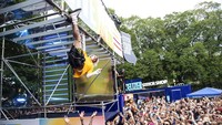 Musisi sekaligus rapper Machine Gun Kelly melakukan aksinya dalam acara itu, sontak penonton berteriak dan antusias. Amy Harris/Invision/AP