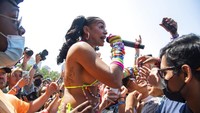 Princess Nokia juga Nampak bernyanyi berdekatan dengan para pengunjung. Amy Harris/Invision/AP