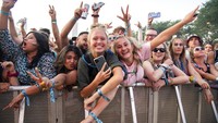 Para pengunjung menikmati jalannya Festival seperti tak pernah ada pandemi COVID-19 disana. Amy Harris/Invision/AP.