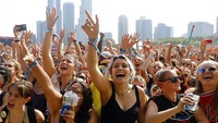Puluhan ribu warga memenuhi area Chicago’s Grand Park, Amerika Serikat pada acara konser Festival music Lollapalooza saat pandemi. AP Photo/Shafkat Anowar.