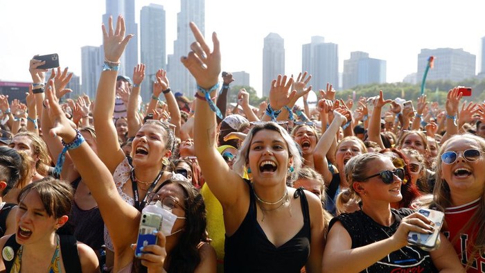 Corona Merebak Gegara Delta, Festival Musik di AS Dipadati Warga Kasus COVID-19 di Amerika kembali meningkat imbas varian Delta. Meski begitu, festival musik tetap digelar dan dihadiri oleh ribuan warga. Ini potretnya.