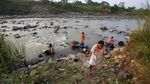 Sumur Mengering, Warga Jonggol Manfaatkan Air Sungai untuk MCK