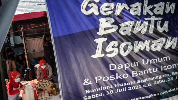 Warga mengemas makanan di dapur umum RW 05, Cipedes, Bandung, Jawa Barat, Selasa (3/8/2021). Komunitas Sahabat Uncle Teebob bersama warga RW 05 Kelurahan Cipedes berinisiatif untuk membagikan 300 porsi makan per hari bagi warga yang menjalani isolasi mandiri dan warga terdampak COVID-19 saat perpanjangan PPKM di Bandung Raya guna meringankan beban. ANTARA FOTO/Raisan Al Farisi/rwa.
