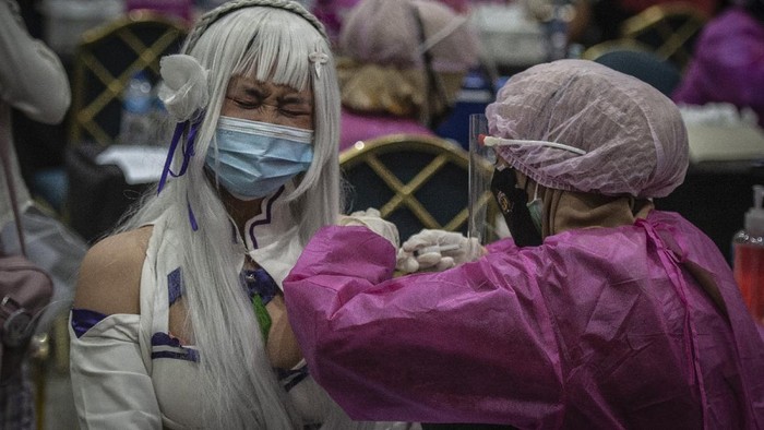 Program vaksinasi COVID-19 terus digencarkan guna capai herd immunity. Kini, vaksin pun jadi salah satu syarat untuk beraktivitas di luar rumah.