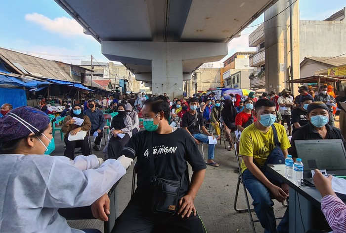 Program vaksinasi COVID-19 terus digencarkan guna capai herd immunity. Kini, vaksin pun jadi salah satu syarat untuk beraktivitas di luar rumah.