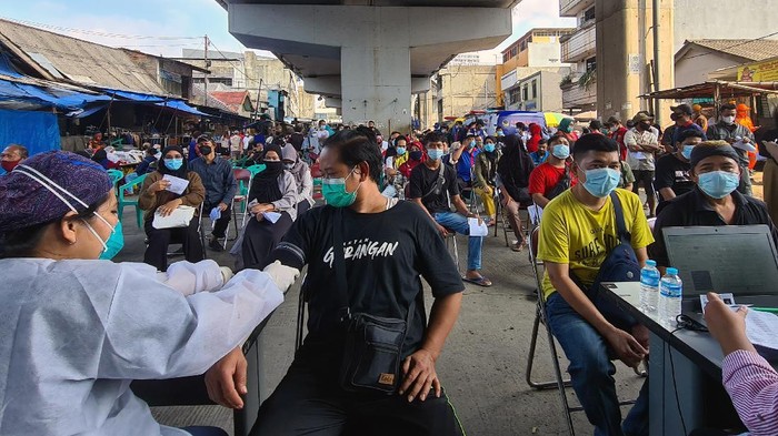 Program vaksinasi COVID-19 terus digencarkan guna capai herd immunity. Kini, vaksin pun jadi salah satu syarat untuk beraktivitas di luar rumah.