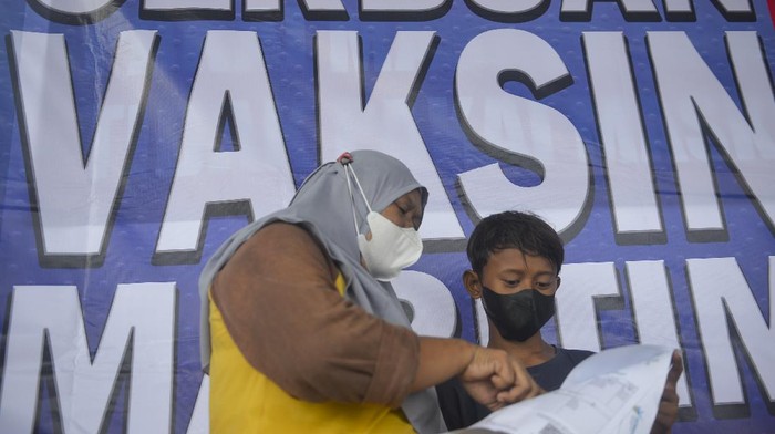 Program vaksinasi COVID-19 terus digencarkan guna capai herd immunity. Kini, vaksin pun jadi salah satu syarat untuk beraktivitas di luar rumah.