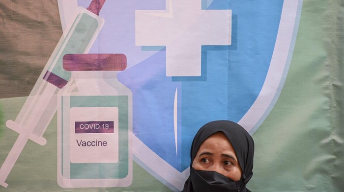 Program vaksinasi COVID-19 terus digencarkan guna capai herd immunity. Kini, vaksin pun jadi salah satu syarat untuk beraktivitas di luar rumah.