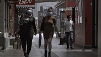 Malaysia menerapkan status darurat sejak Januari hingga 1 Agustus kemarin. Lockdown melalui aturan kontrol pergerakan (MCO) juga diterapkan secara nasional sejak awal Juli.
