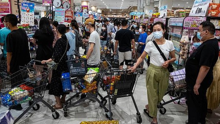 Wuhan jadi salah satu daerah yang dinyatakan berhasil bangkit dari pandemi virus Corona. Dibayangi ancaman varian Delta, kasus COVID-19 kembali muncul di Wuhan.