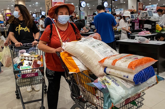 Penularan virus varian baru ini berawal dari kota Nanjing di mana sembilan staf kebersihan bandara dinyatakan positif bulan lalu. Setelahnya, virus kembali menyebar ke setidaknya 14 wilayah di China. Foto: Getty Images/Getty Images