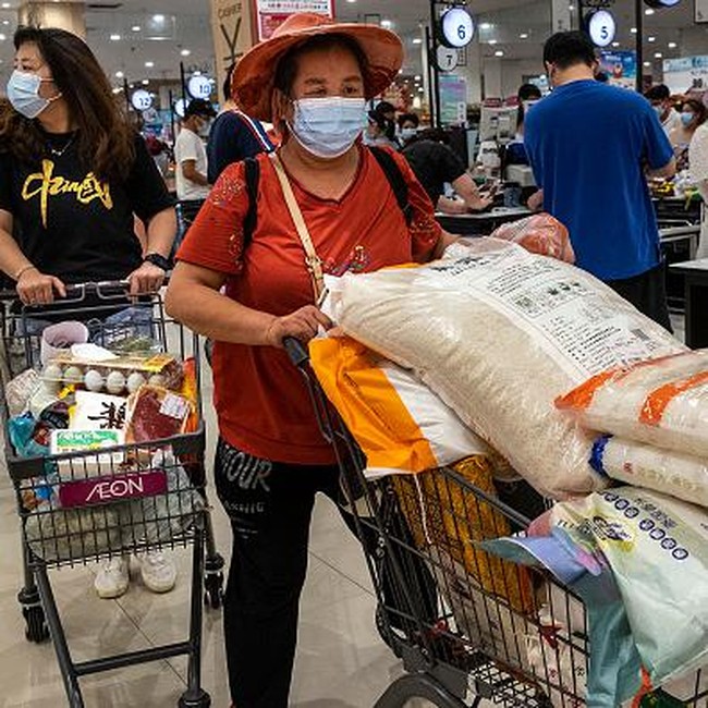 Suasana Warga Wuhan Panic Buying Setelah Muncul Kasus Corona Varian Delta