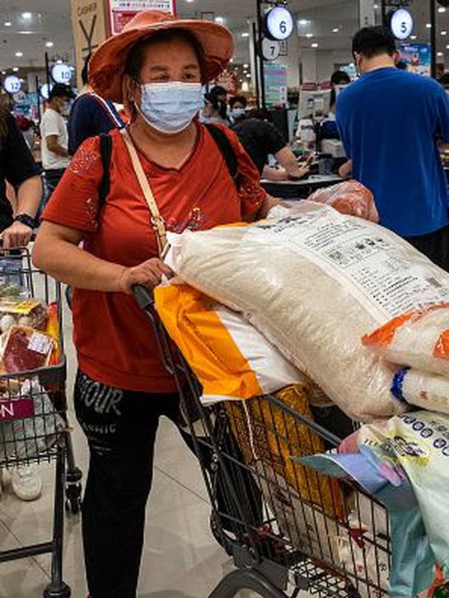 Suasana Warga Wuhan Panic Buying Setelah Muncul Kasus Corona Varian Delta