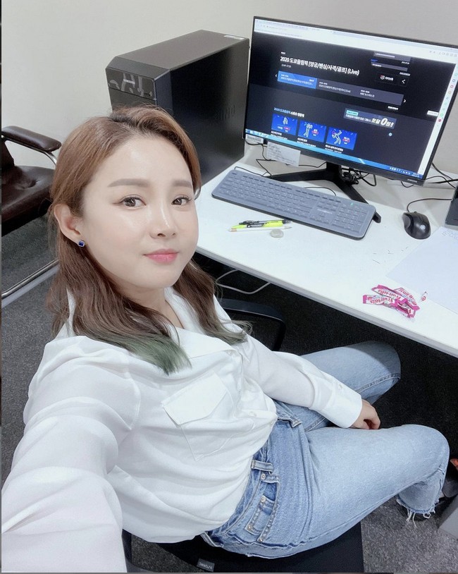 Dia mengaku sudah meminta izin kepada asosiasi untuk operasi plastik. “Saya bilang ke tim, guru, pelatih tim nasional. Tapi saat kembali setelah operasi plastik, hal itu (hukuman) terjadi,” ujar wanita yang pernah ikut kontes ‘King of Mask Singer’ ini. Foto: Instagram/@fencing2020