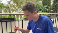 Semangkuk salad sayuran dan sebuah pisang menjadi menu makanan tinggi energi yang kerap disantap Axelsen. Menu penuh gizi dan energi ini sangat membantu Axelsen untuk memiliki cukup tenaga saat menjalani latihan maupun pertandingan. Foto: Instagram/viktoraxelsen