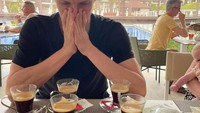 Tak hanya makanan sehat, saat membutuhkan energi berlebih Axelsen juga memilih kopi untuk membantunya memicu energi. Kopi hitam rendah gula jadi favorit Axelsen karena nikmat dan rendah kalori. Foto: Instagram/viktoraxelsen