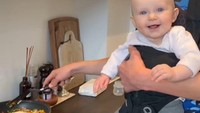 Saat tak ada pertandingan atau jadwal latihan, menghabiskan waktu luang di rumah bersama buah hati menjadi cara yang dilakukan oleh Axelsen. Menggendong Vega sambil memasak makanan untuk makan siangnya menjadi kegiatan yang paling disenangi Axelsen. Foto: Instagram/viktoraxelsen