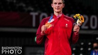 Viktor Axelsen merupakan salah satu dari dua wakil tunggal putra asal Denmark yang turun dalam perhelatan Olimpiade Tokyo 2020. Axelsen merupakan salah satu atlet unggulan Denmark yang seringkali terlihat pada podium kejuaraan bulutangkis bergengsi. Foto: Instagram/viktoraxelsen