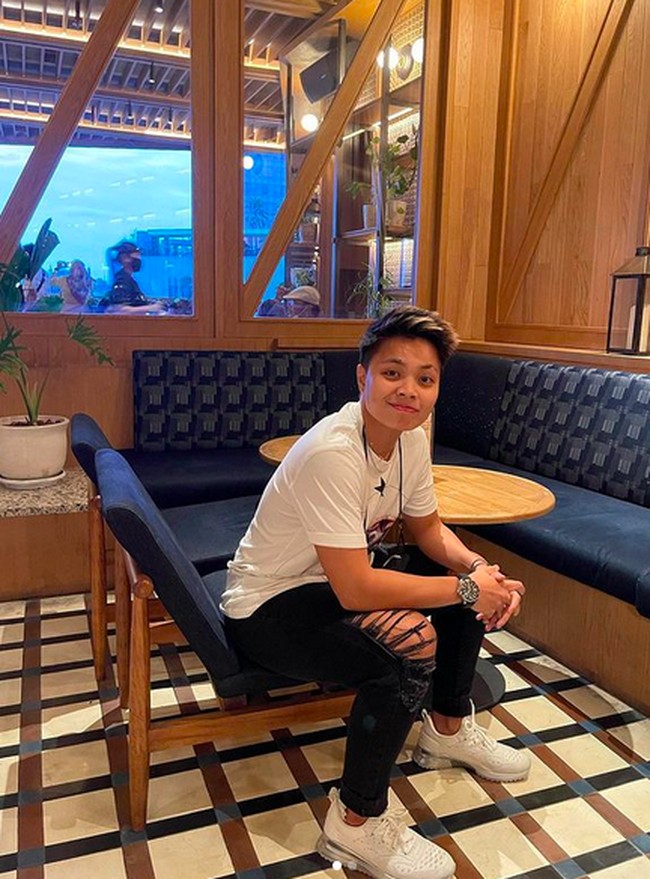 Bergaya maskulin menjadi andalan Apriyani Rahayu. Ditambah juga, gaya rambutnya yang berpotongan pendek. (Foto: Instagram)