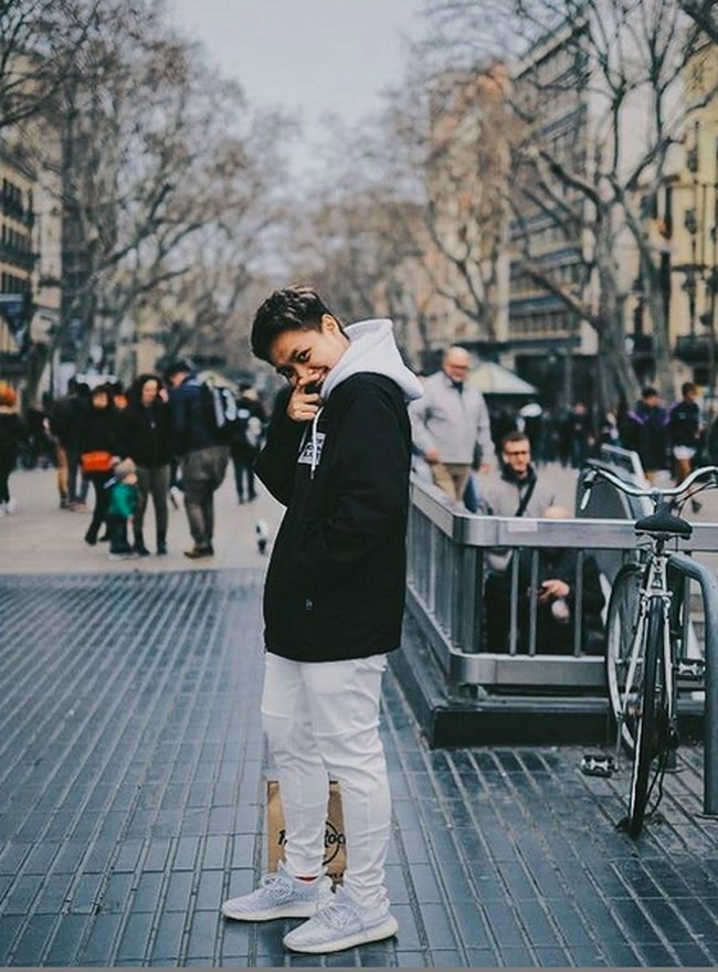 Saat menyambagi Spanyol, perempuan asal Konawe, Sulawesi Tenggara ini, bergaya ala hypebeast dengan hoodie dan sneakers kekinian. (Foto: Instagram)