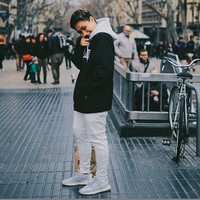 Saat menyambagi Spanyol, perempuan asal Konawe, Sulawesi Tenggara ini, bergaya ala hypebeast dengan hoodie dan sneakers kekinian. (Foto: Instagram)